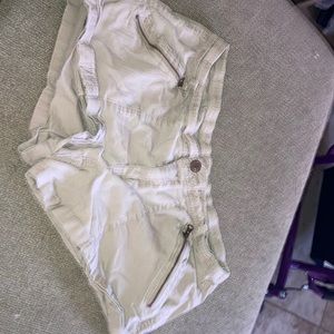 Beige woman’s shorts